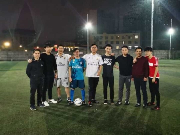 邁世足球小分隊(duì)享受運(yùn)動(dòng)，綠茵場(chǎng)上的雨夜鏖戰(zhàn)