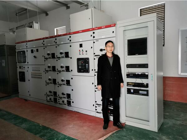 配電系統(tǒng)智能運(yùn)維專(zhuān)家在施工現(xiàn)場(chǎng)